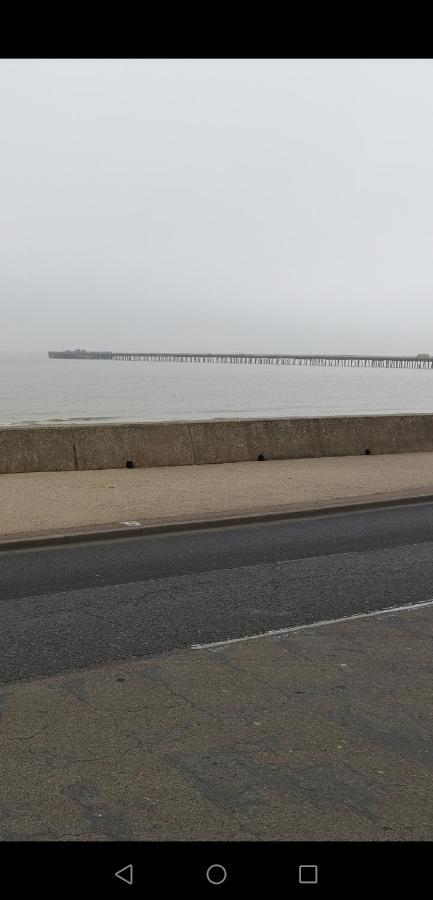 Lovely 2-Bed Caravan In Walton On The Naze Exterior photo