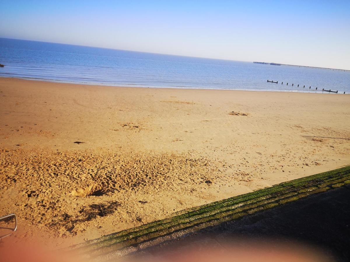 Lovely 2-Bed Caravan In Walton On The Naze Exterior photo