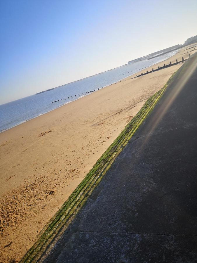 Lovely 2-Bed Caravan In Walton On The Naze Exterior photo